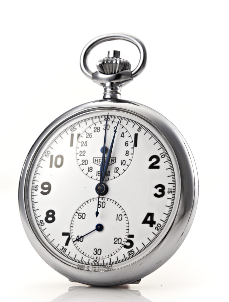 豪雅计时码表于 1910年面世以精钢表殼配以手动上链机芯及60分钟计时盘